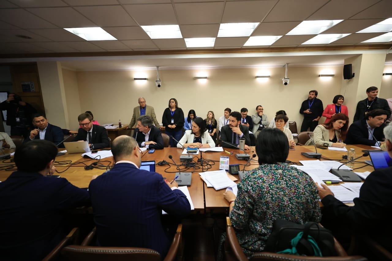 Comisión de Constitución de la Cámara discute proyecto de reforma constitucional hasta total despacho