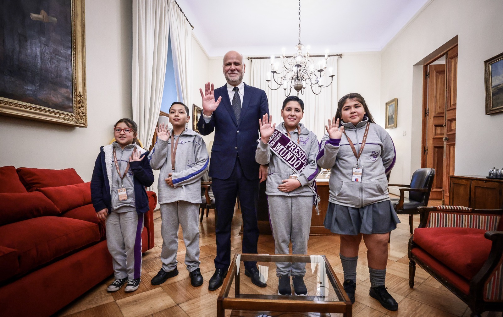 Ministro Elizalde recibe delegación del colegio Karol Cardenal Cracovia: Sostuvo reunión con el Presidente y Segpres de los niños