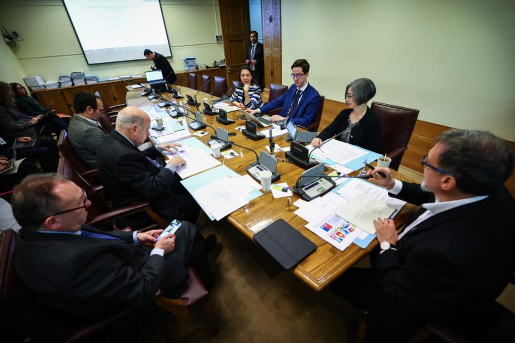 Comisión de Hacienda del Senado despacha a Sala reforma para crear organismo encargado de regular los sueldos de altas autoridades del Estado