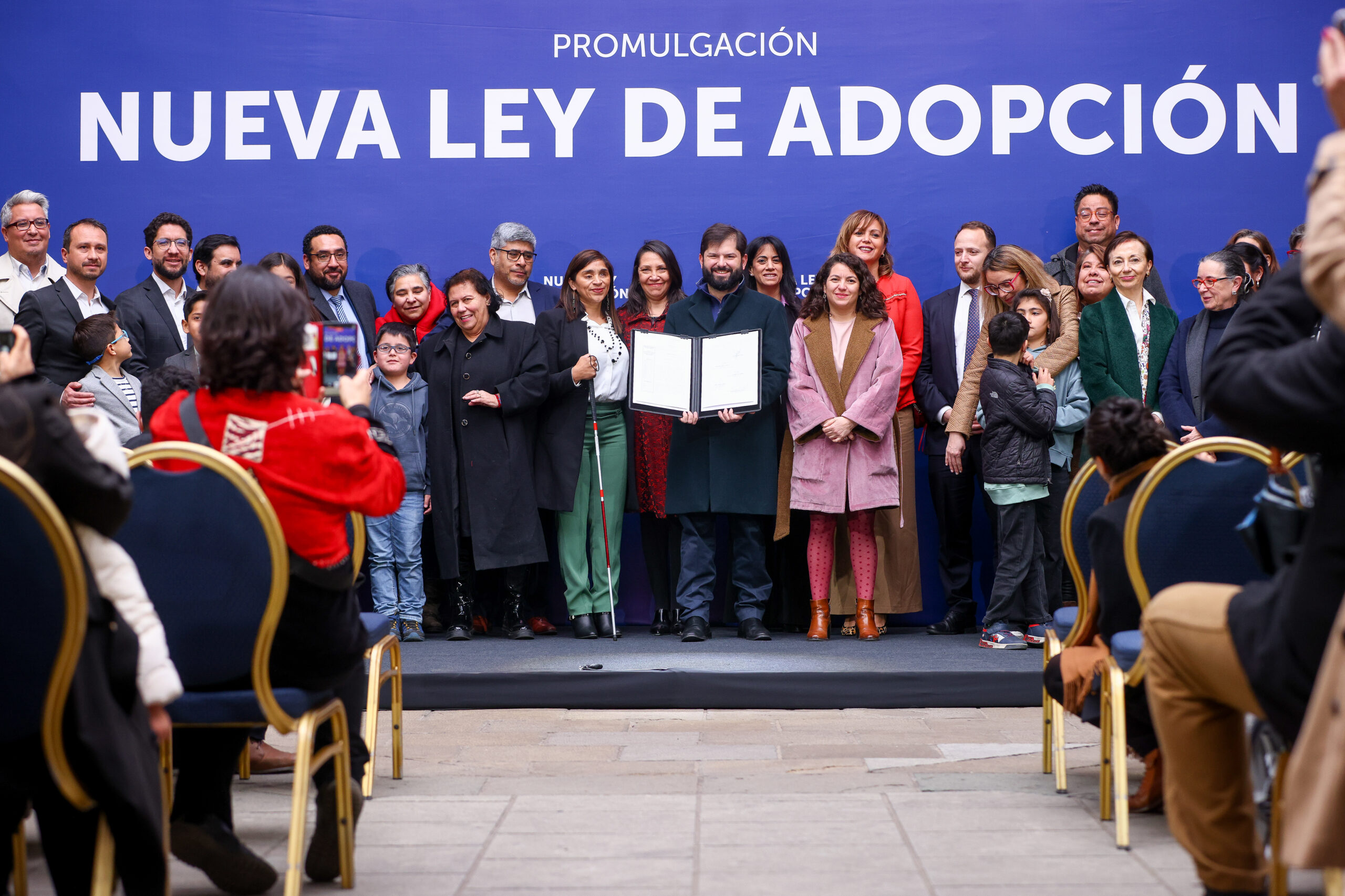Ministra Macarena Lobos participa junto al Presidente Gabriel Boric en la promulgación de la nueva Ley de Adopción