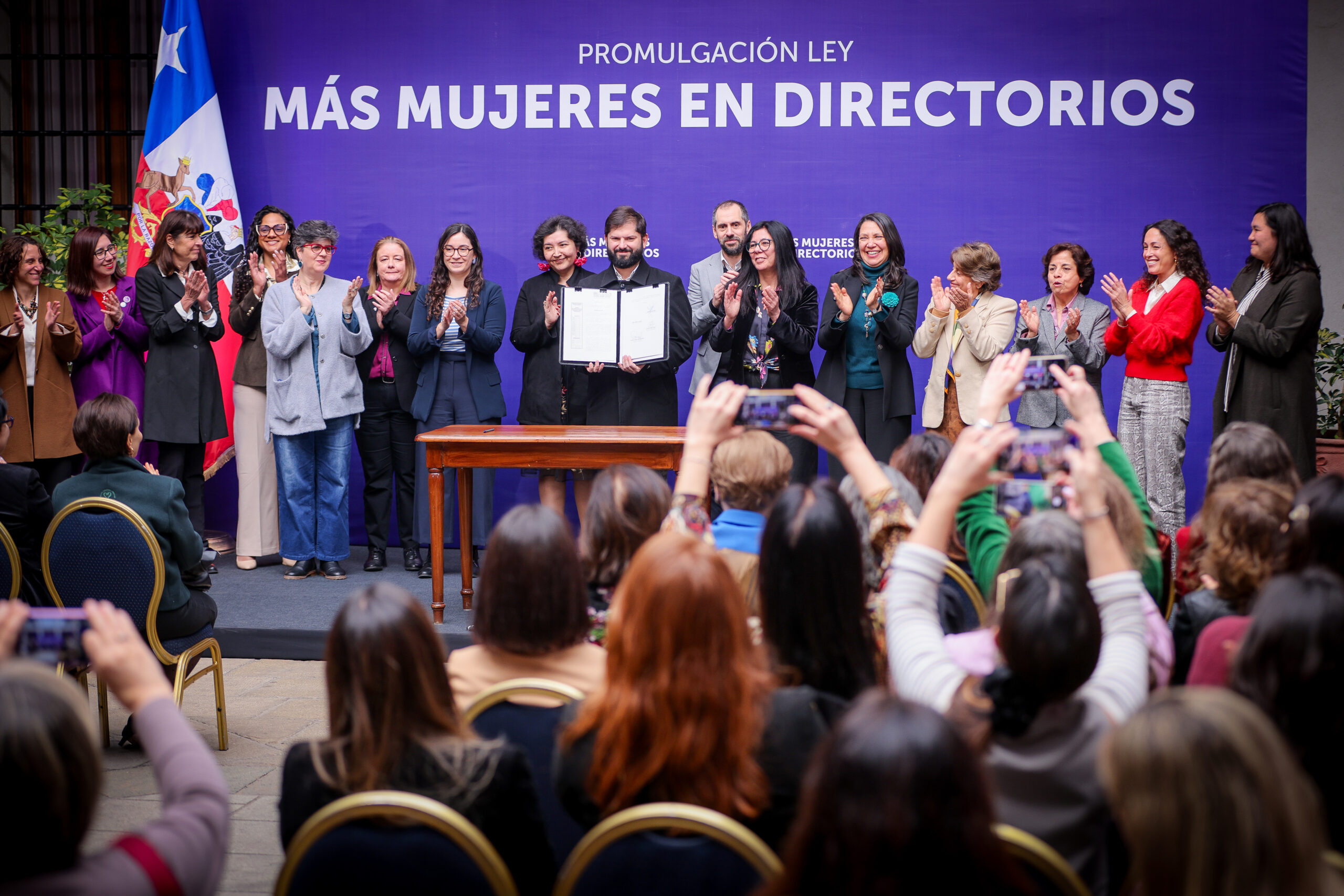 Ministra Lobos acompaña al Presidente Boric en la promulgación de la Ley Más Mujeres en Directorios