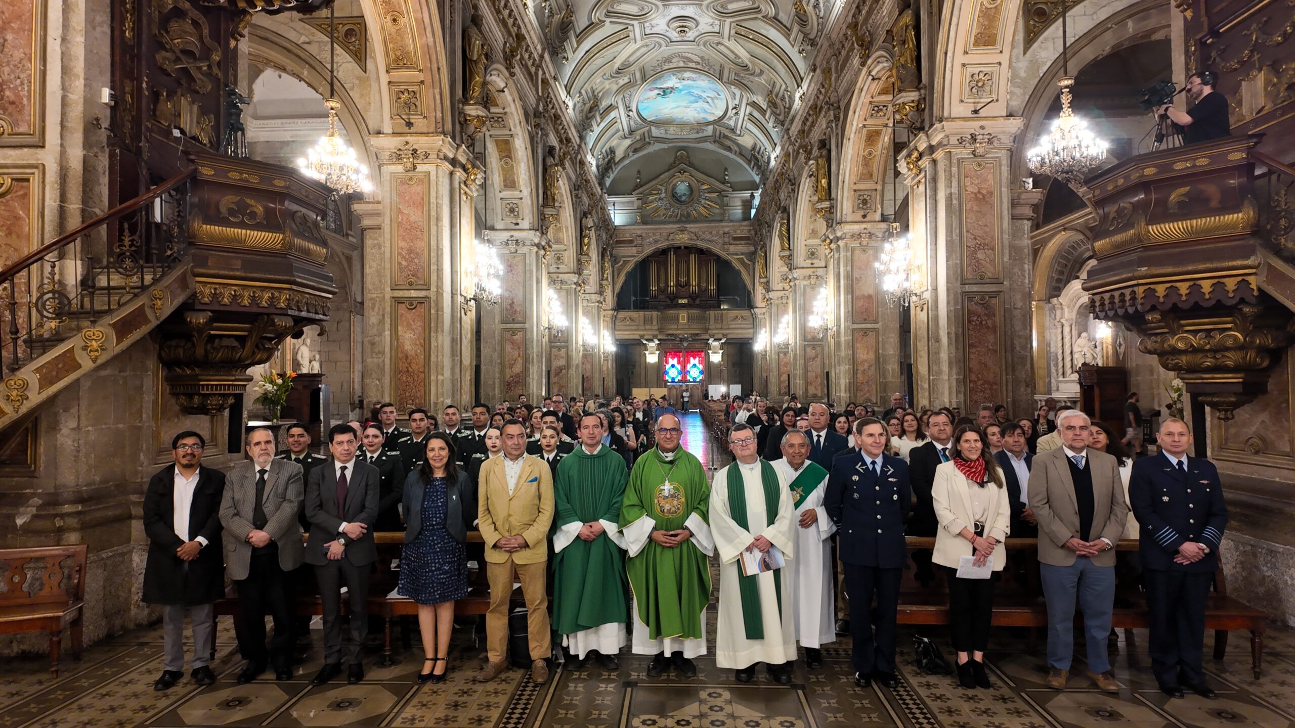 Ministra Lobos asiste a misa y encuentro con funcionarios públicos en la Catedral Metropolitana