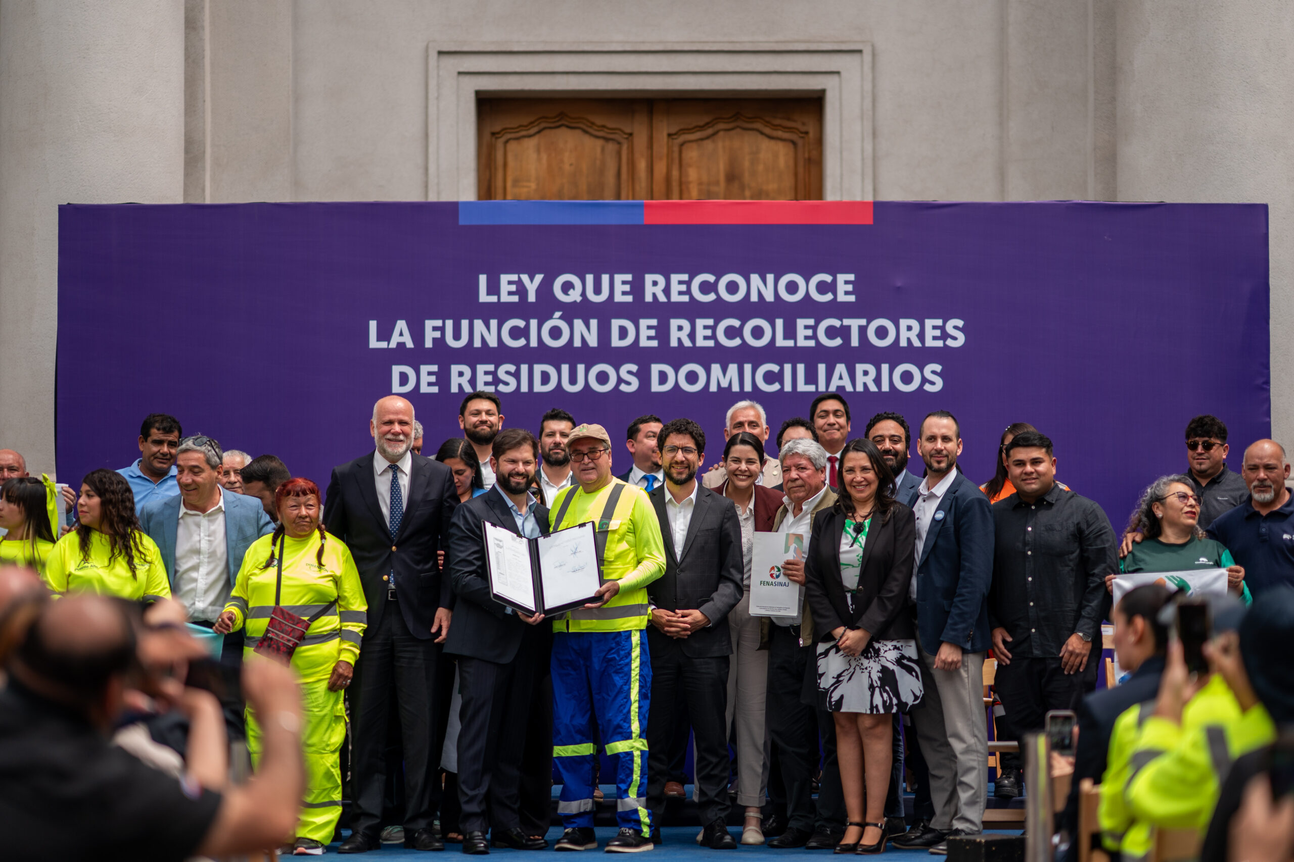 Autoridades de la Segpres participan de la promulgación de la ley que reconoce a recolectores de basura