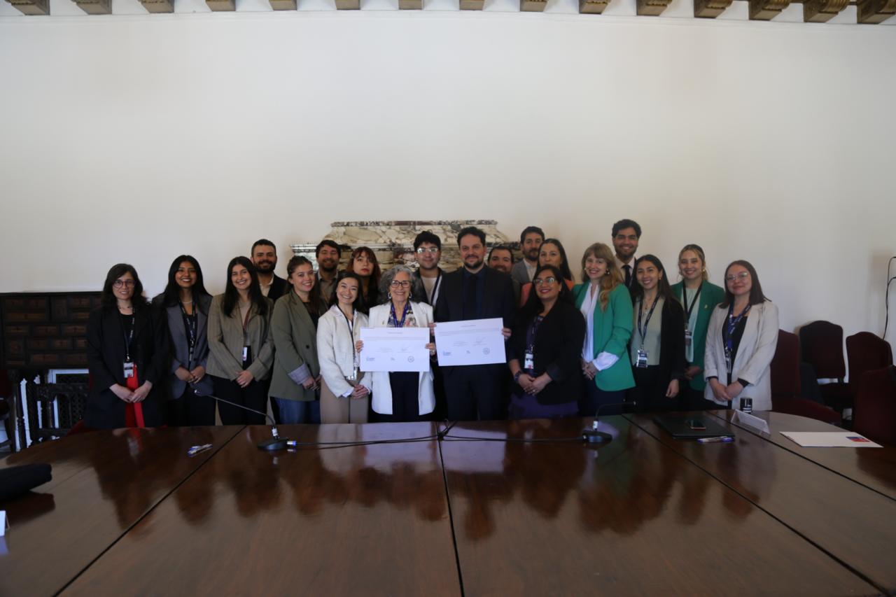Escuela Más Ciudadanía: Segpres y Universidad de Chile firman convenio para fomentar la participación de jóvenes en actividades ciudadanas