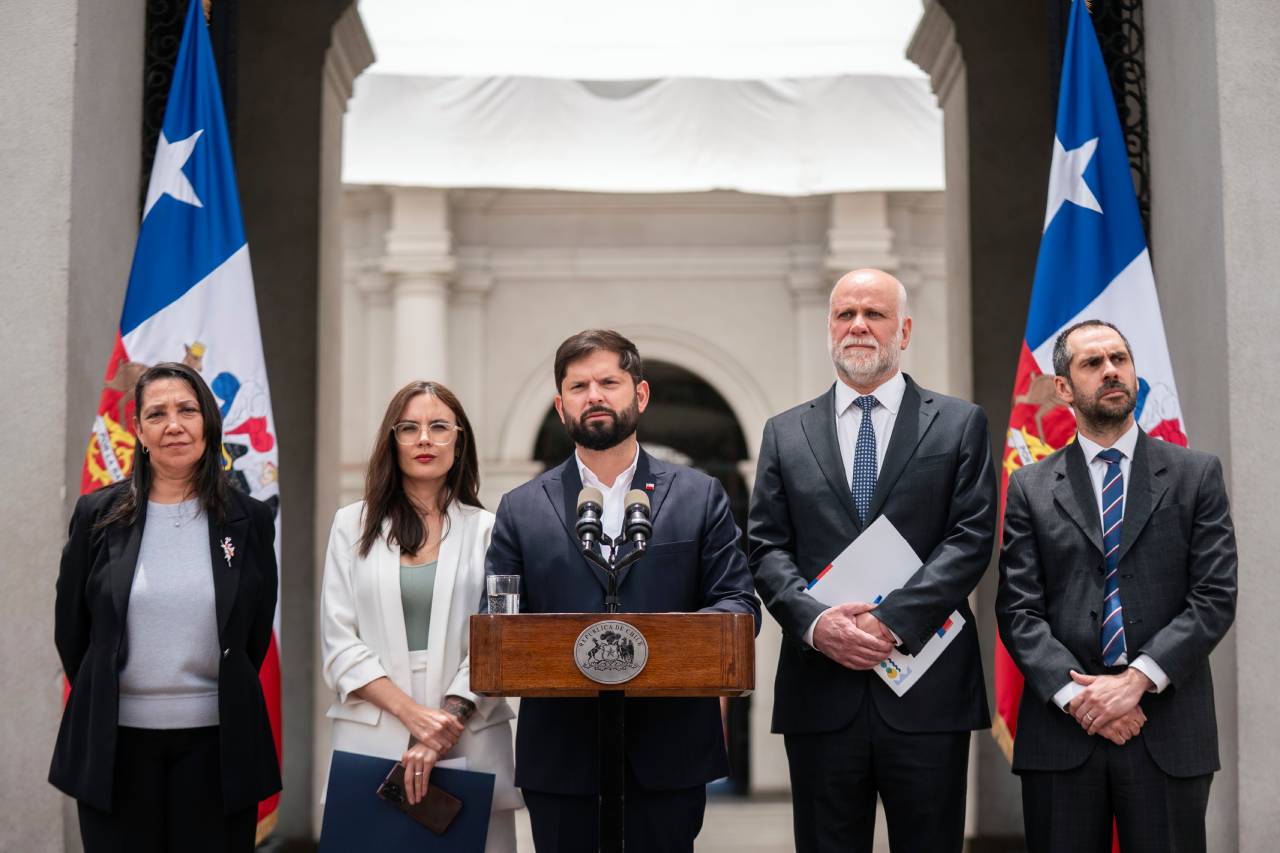 Ministra Lobos acompaña al Presidente Boric tras recibir al presidente electo