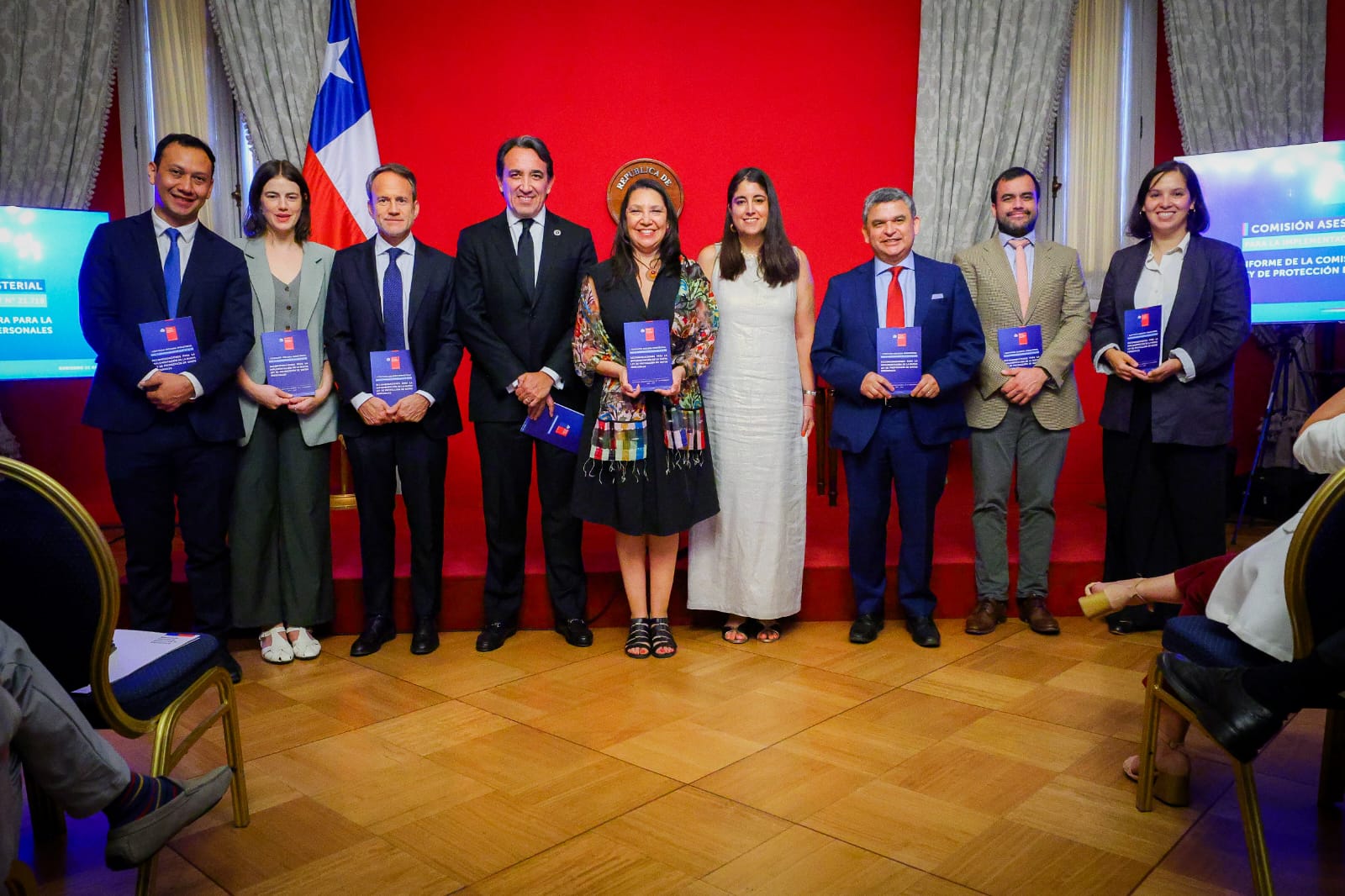 Ministra Lobos recibe informe de la Comisión Asesora Ministerial para la Implementación de la Nueva Ley de Protección de Datos Personales